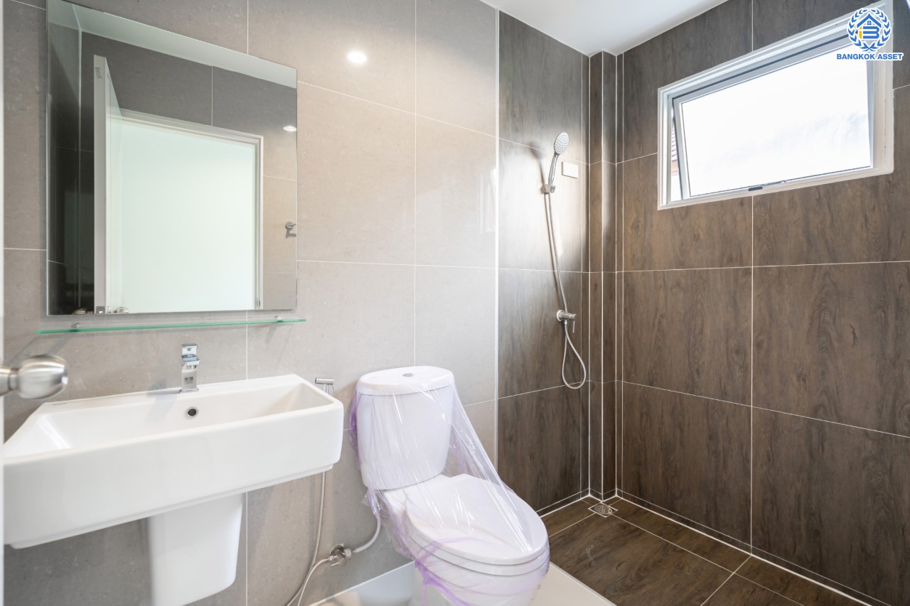 บ้านมือสองตกแต่งใหม่ ม.ธนาสิริ ปิ่นเกล้า-ราชพฤกษ์ เนื้อที่ 37.5 ตร.ว. บ้านแฝดหลังใหญ่ ตอบโจทย์ทุกการอยู่อาศัย ฟังก์ชัน 3 ห้องนอน 3 ห้องน้ำ 2 ที่จอดรถ บนทำเลติดถนนราชพฤกษ์ ใกล้วงเวียนพระราม5 รถไฟฟ้า "สถานีบางรักน้อยท่าอิฐ" และ จุดทางด่วน "กาญจนาภิเษก"